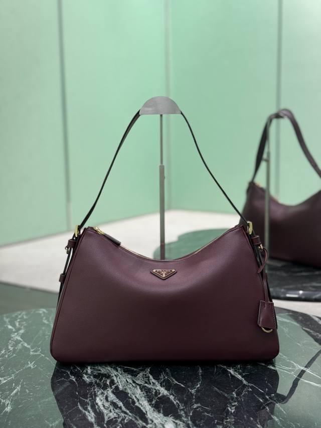 Latest Large Handbag The design of this new shoulder bag is inspired by the expl