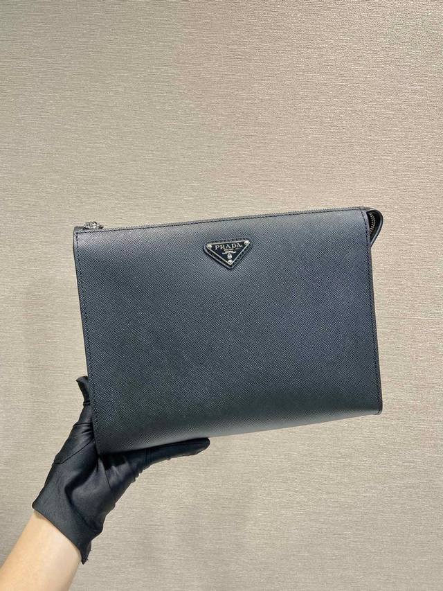 New Men's Clutch 2Vf030 Clutch This men's handbag features a distinctive enamel