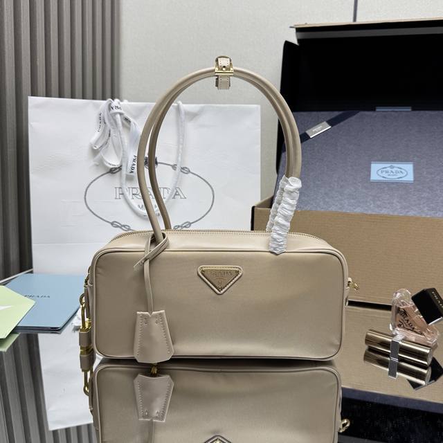 A new, premium, original handbag has arrived on 1Bb133. This bag boasts a crisp