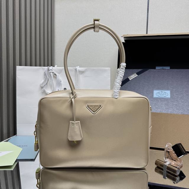 A new, original, large handbag has arrived on 1Bb131. This classic, crisp handb