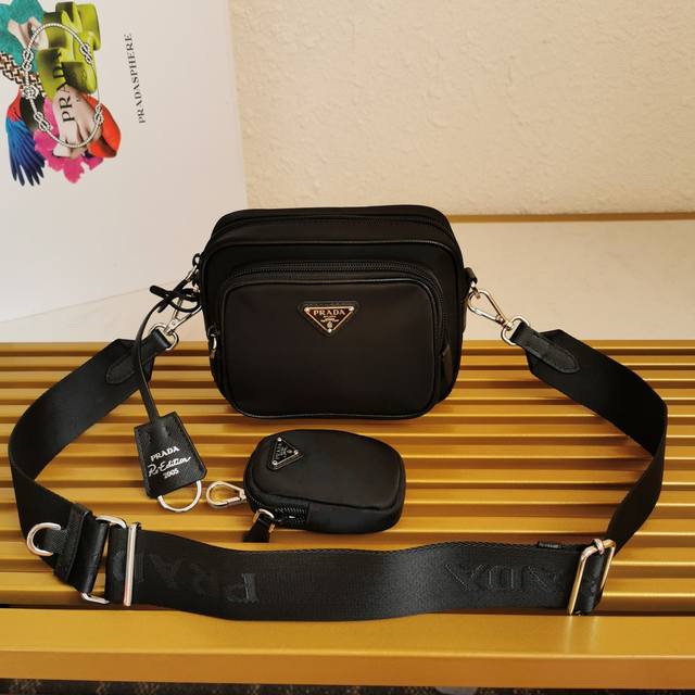 The new 1Bh153 premium 3-in-1 camera bag has arrived! This all-time fashion fav