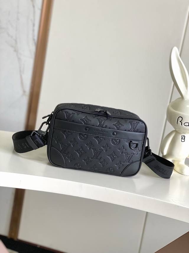 Factory Price: Top-Quality Original M46955 Embossed This Apha Messenger Bag is