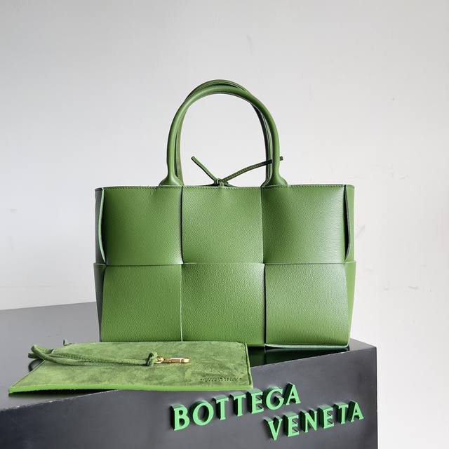 Model: 652867 Oversized rectangular tote bag Traditional woven elements, intrec