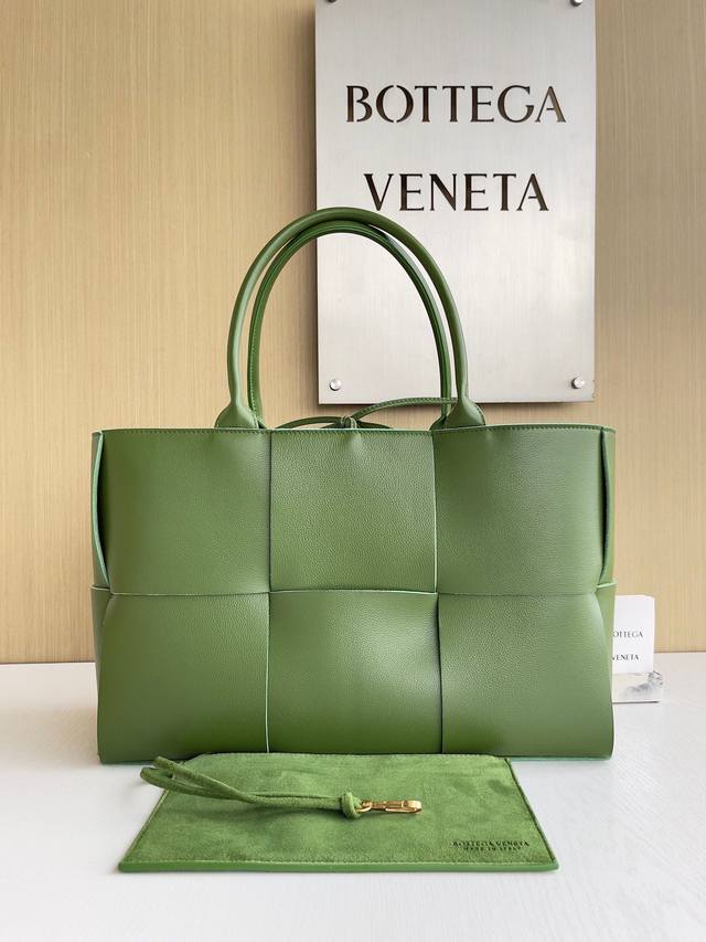 Model: 609175 Bottega Veneta : Arco Tote Tote baghas a huge capacity and is sui