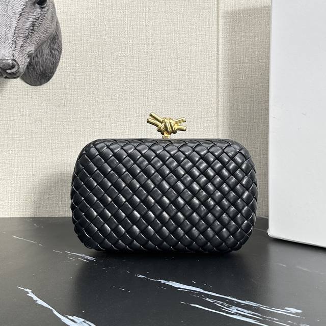 Model: 6056 Bv's evergreen classic clutch returns in black. Bv's renowned The K