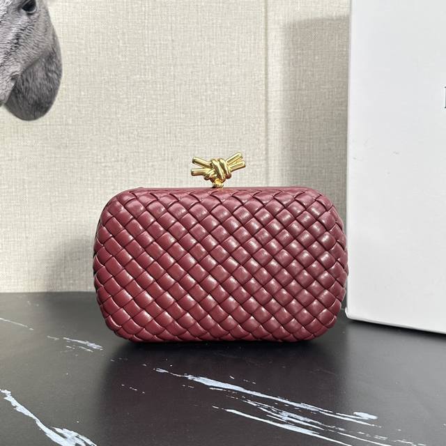 Model: 6056 Bv's evergreen classic clutch makes a grand return in burgundy. Bv'