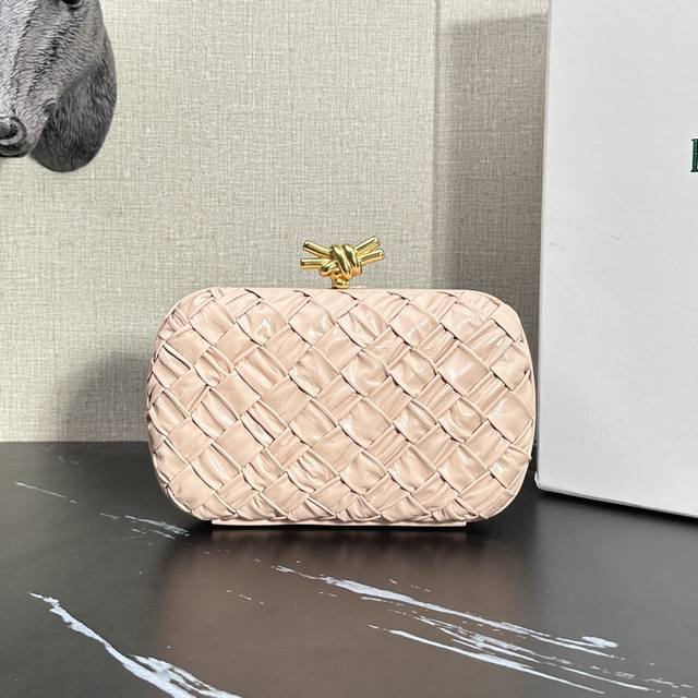 Model: 6056. Bv's evergreen classic clutch makes a grand return in pleated lotu