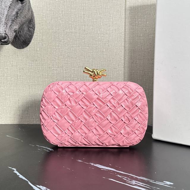 Model: 6056 Bv's evergreen classic clutch makes a grand return in a pleated rib