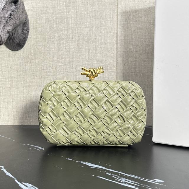 Model: 6056. Bv's evergreen classic clutch makes a grand return in pleated trav