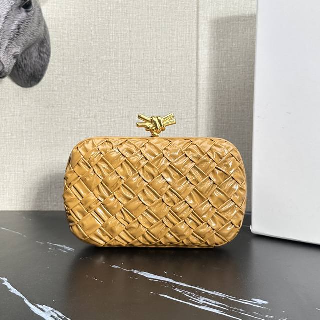 Model: 6056 Bv's evergreen classic clutch makes a grand return in a wrinkled wo