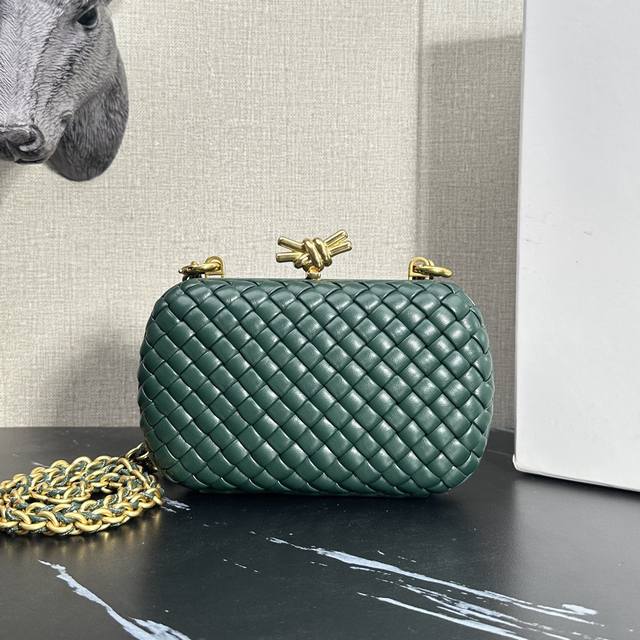 Model: 6058 The Bottega Veneta Knot Evening Bag with Chain is now available! Ex