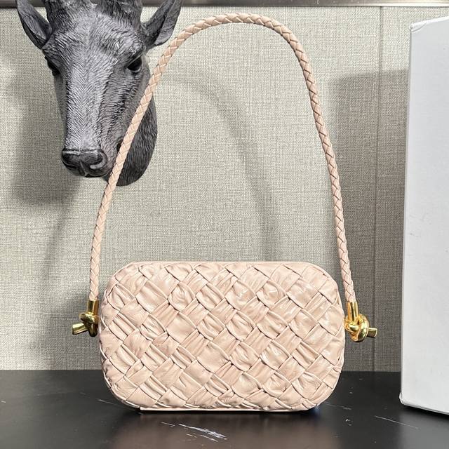 Model: 6057 Bv's evergreen classic clutch makes a grand return in pleated lotus