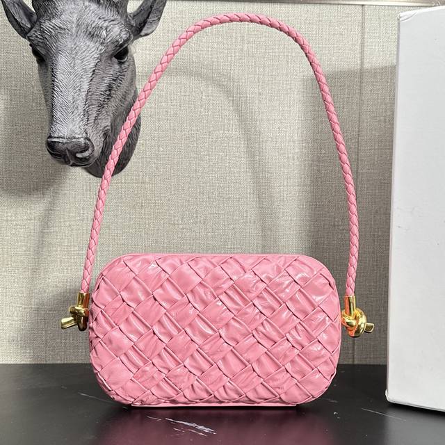 Model: 6057 Bv's evergreen classic clutch makes a grand return in a pleated rib
