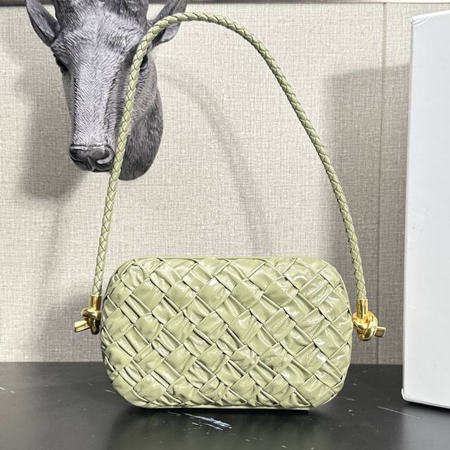 Model: 6057 Bv's evergreen classic clutch makes a grand return in pleated trave