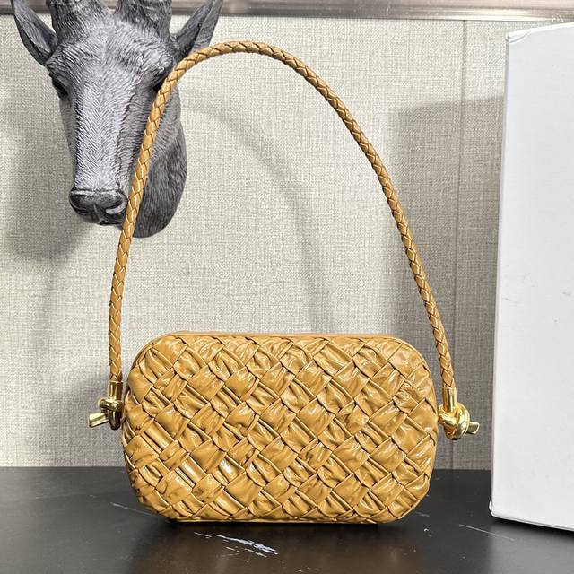 Model: 6057 Bv's evergreen classic clutch makes a grand return in a wrinkled wo