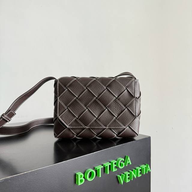 Style number: 795637 Bottega Veneta's new Diago crossbody bag has a dynamic obl
