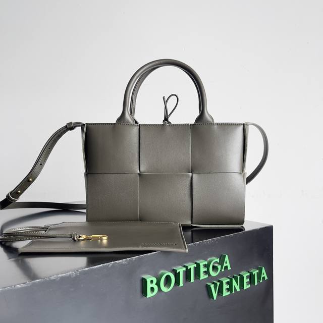 Model: 709337 Bv Mini Tote Bag The new version is more compact and can be carri