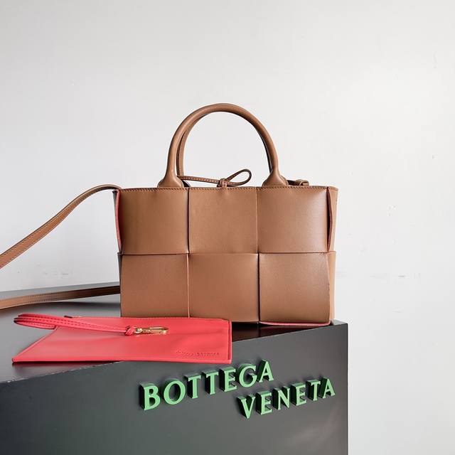 Model: 709337 Bv Mini Tote Bag The new version is more compact and can be carri