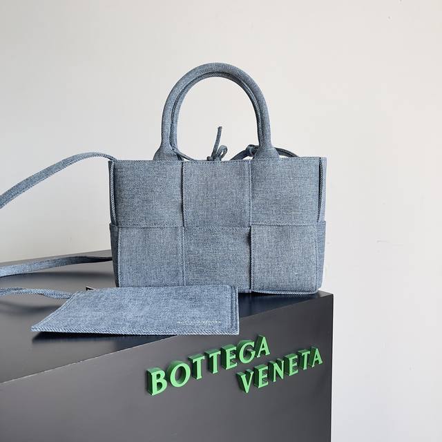 Model: 709337 Bv Mini Tote Bag The new version is more compact and can be carri