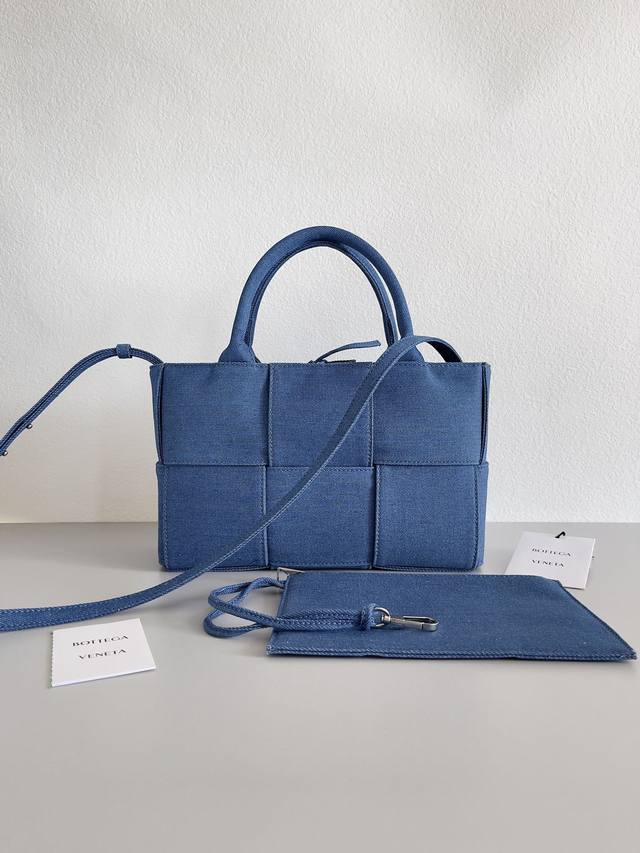 Model: 709337 Bv Mini Tote Bag The new version is more compact and can be carri