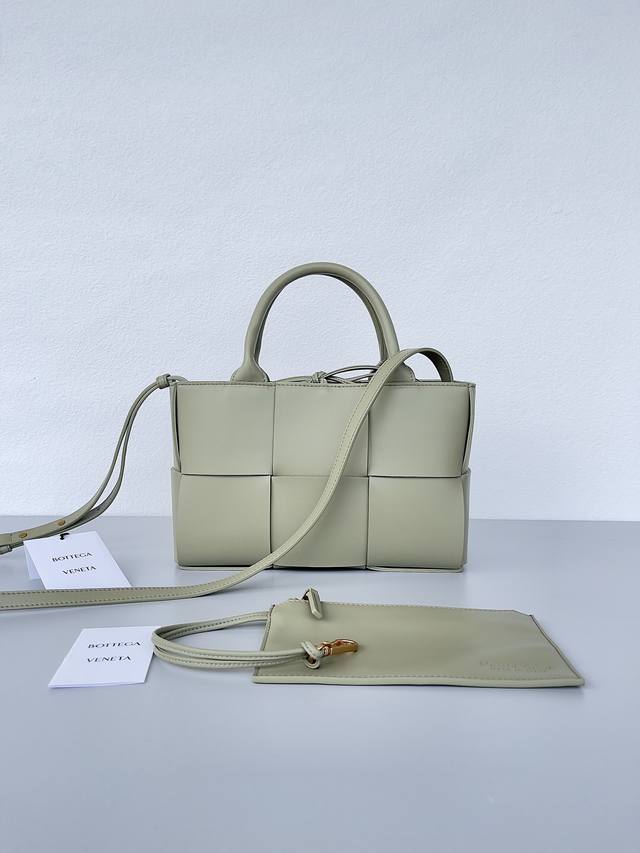 Model: 709337 Bv Mini Tote Bag The new version is more compact and can be carri