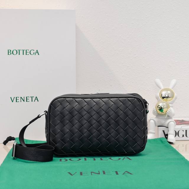 Style number: 7100 Bv Lntrecciato woven leather crossbody bag zipper closure, t