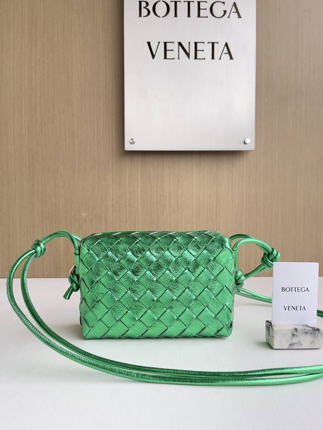 Model: 680254 BV ~ Loop woven crossbody bag new style This bag is very practica