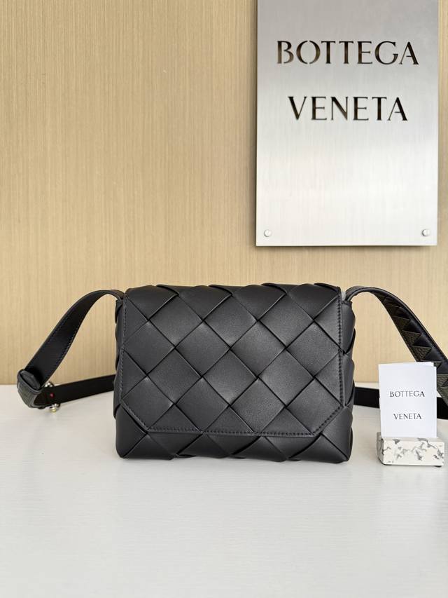 Style number: 817921 Bottega Veneta