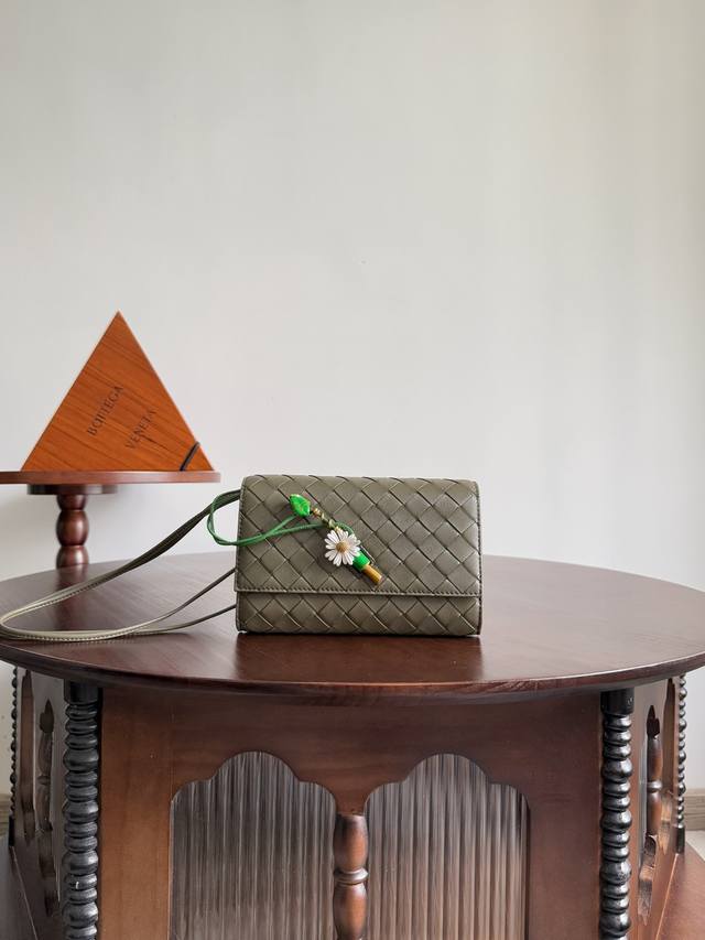 Style number: 838870 Bottega Veneta's 2025 new product Andiamo, those who like