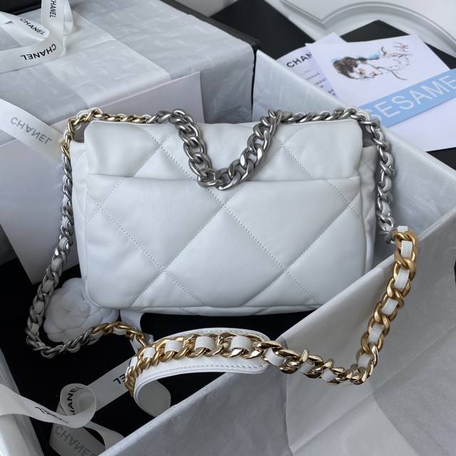 Silver Chain Chanel Autumn/Winter 19 Bag: A Pillow Bag Combining All the Classic