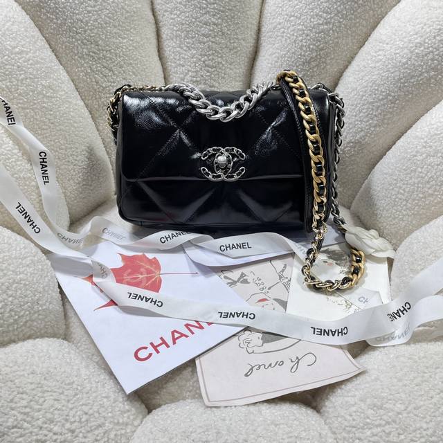 Color: ochre patent leather with silver buckle. New Chanel model: As1160. Large