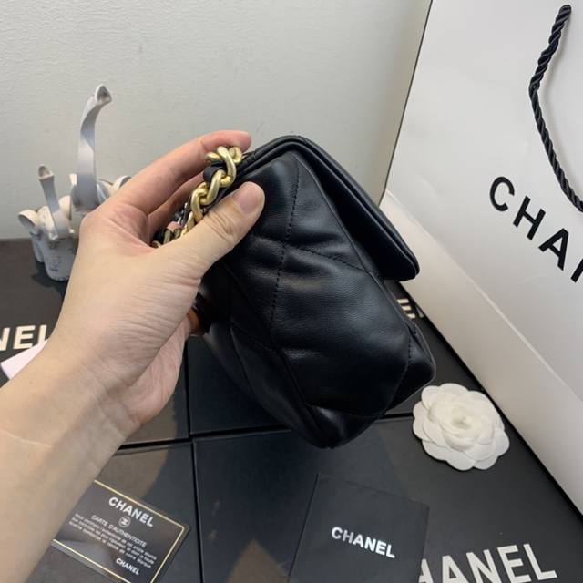 Color: Black! Chanel's new model: As1160. Autumn/Winter 2016 Large Diamond Tofu