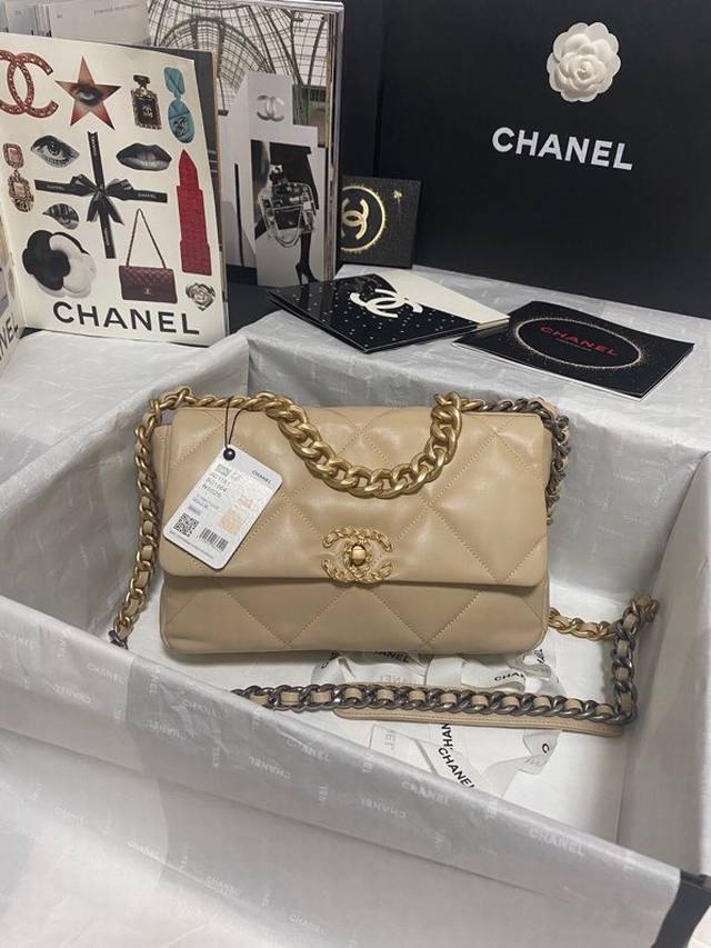 Small Medium Model: 1160 1161 Sheepskin Chane1 Autumn/Winter 19Bag A pillow bag