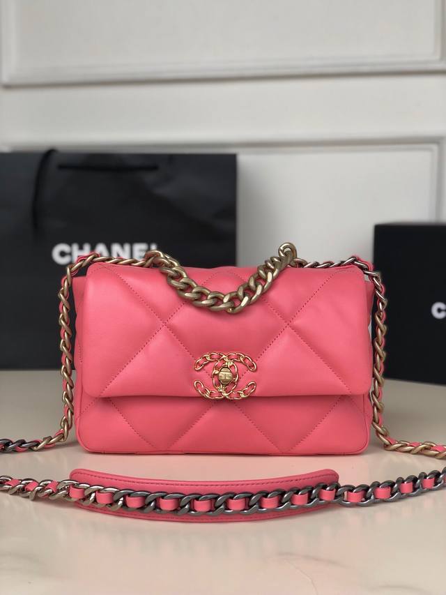 Small Medium Small The counter's new creation is the hottest 19 Bag Global celeb