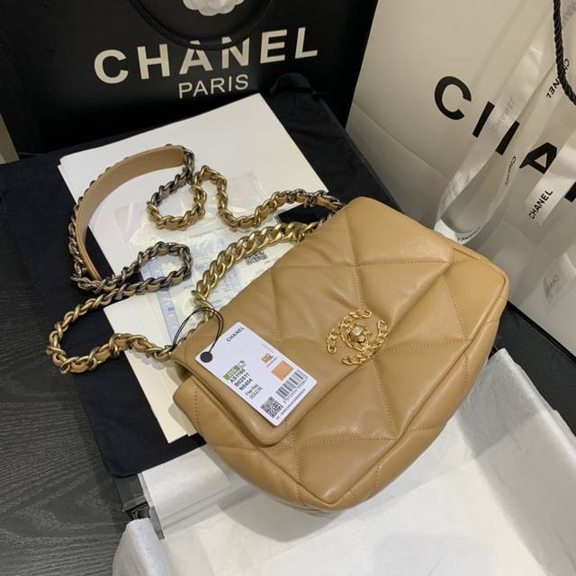 Small Medium Chanel: Model: Small: As1160#: Dimensions: 26X16X9cm: Autumn/Winter