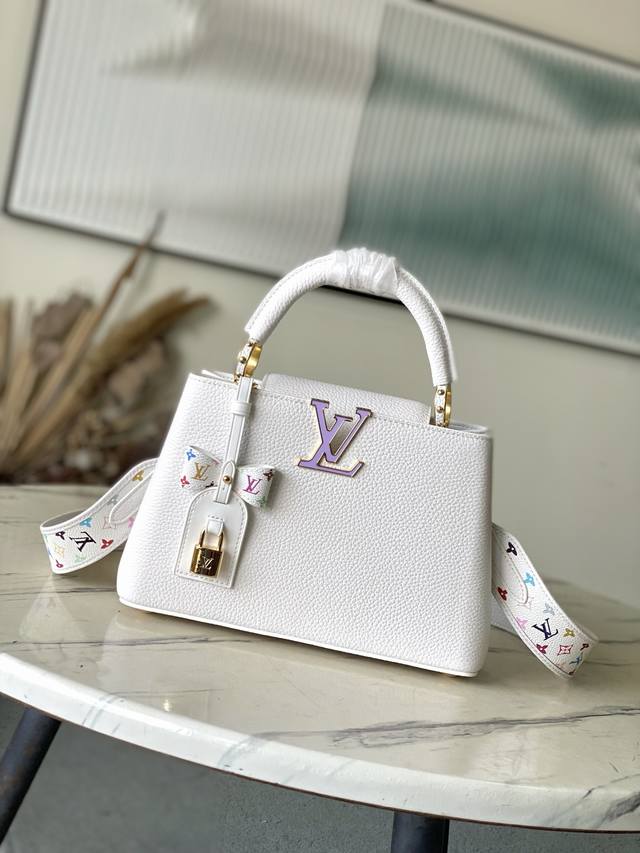 Extra Genuine Leather M13253 Small Size This Capucines bag, part of the Louis V