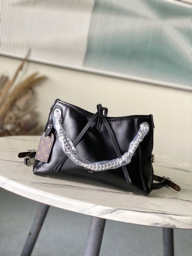 Top-grain leather, original M12888. This Carryallbb bag features clean lines tha