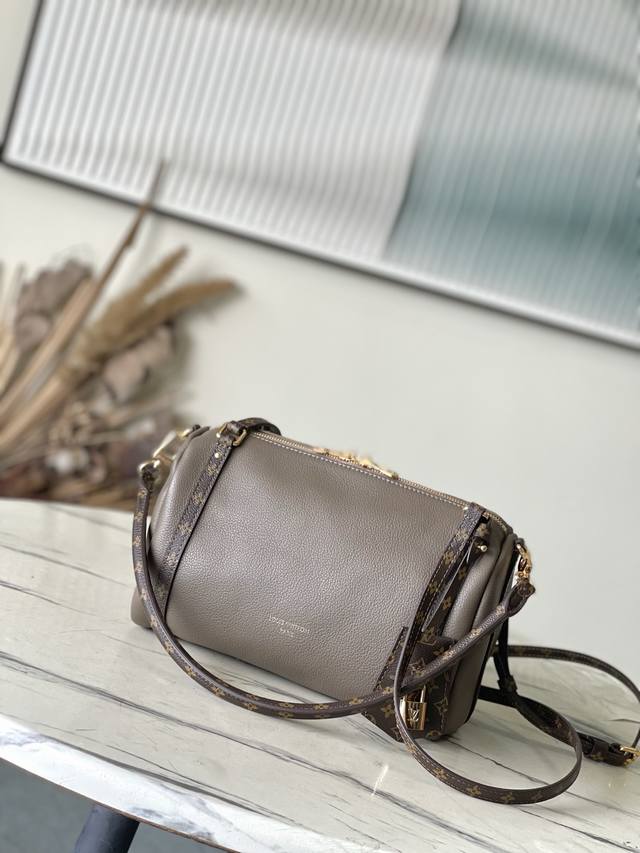 Top-grain leather, original M26360. This small Express bag is a true urban stapl