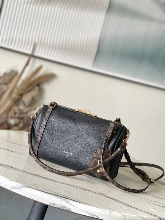 Top-grain leather, original M26039. This small Express bag is a true urban stapl