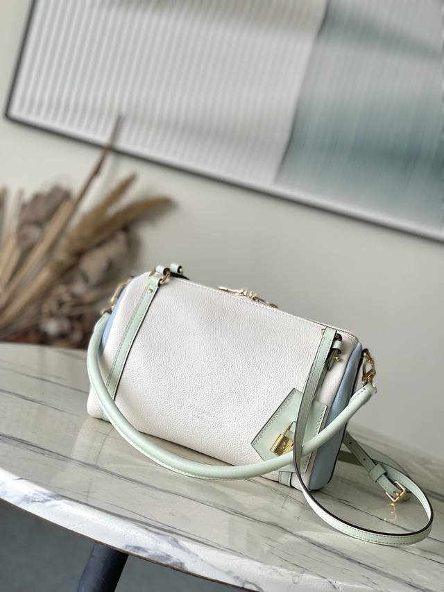 Top-grain leather, original M26905. This small Express bag is a true urban stapl