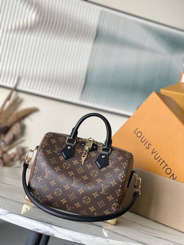 The premium original M26181 Trunk series welcomes this new Speedy 25, paying ho
