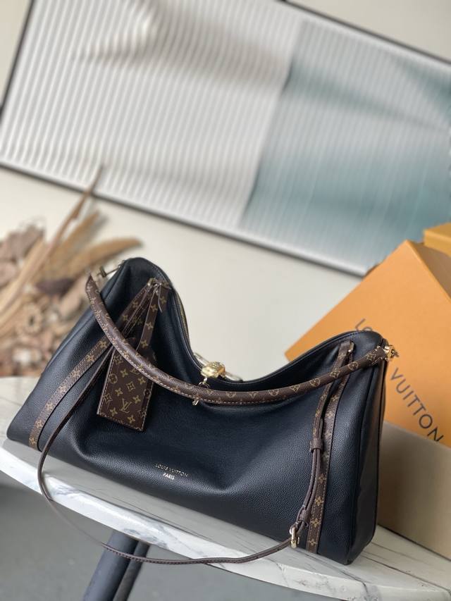 The M26037 Express Travel Large bag, crafted from top-grain leather and lined w