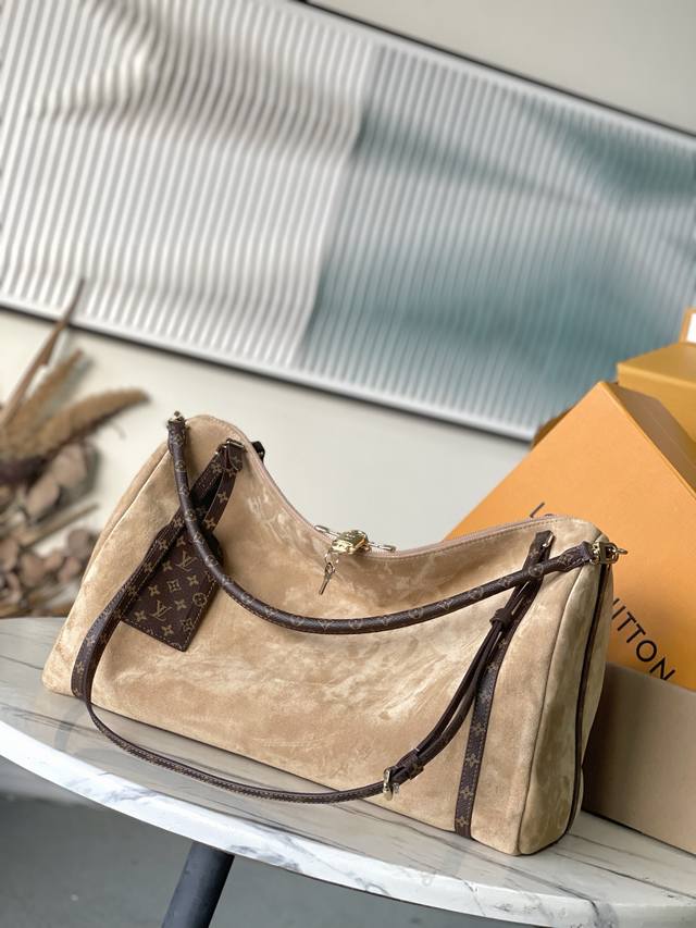 The M26451 Express Travel Large bag, crafted from top-grain leather and lined w