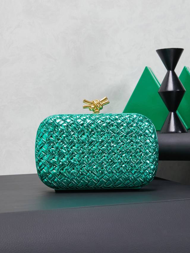 bv Knot | The classic evening bag returns. Original leather, stainless steel har