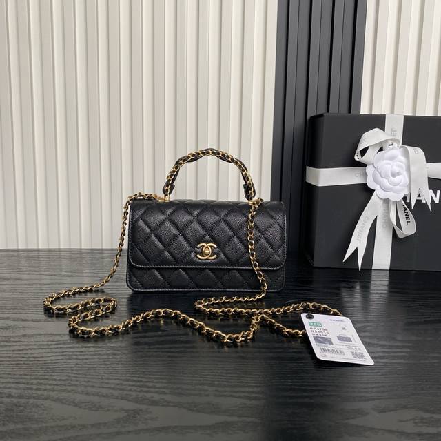 Chanel25B double C logo handle Ap6240. The exquisite handle design adds a touch