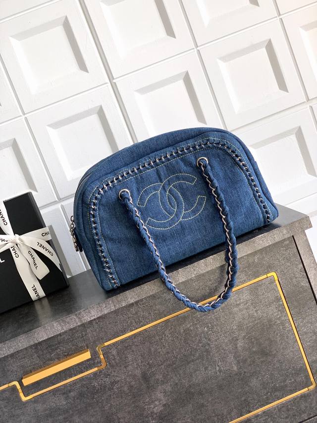 Premium original silver-buckled Ohanel denim bag! Encounter a classic, with a t