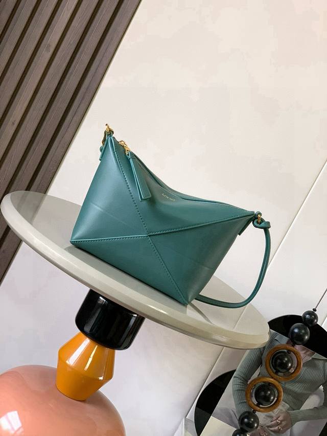The new Puzzle Fold handbag reinterprets the practical and versatile clutch, dra