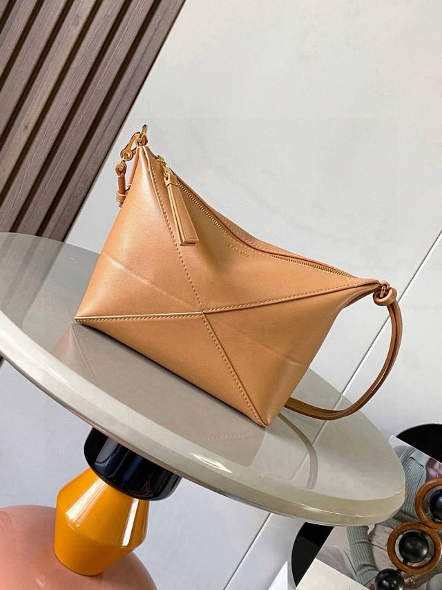 The new Puzzle Fold handbag reinterprets this versatile and practical clutch, dr