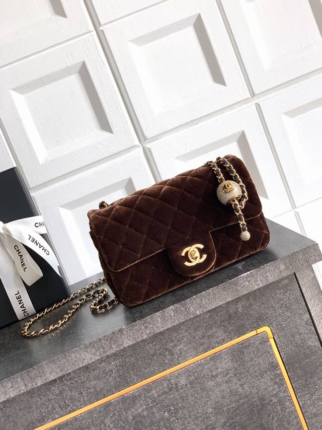 A top-of-the-line coffee brown large size 25B returns in an upgraded version. T