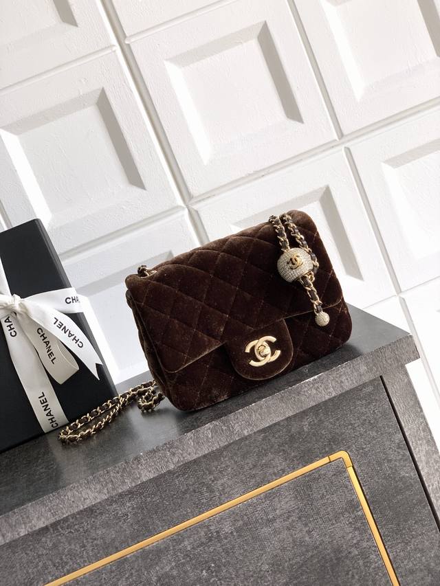 Top-quality original coffee brown, small size 25B, returns in an upgraded versi